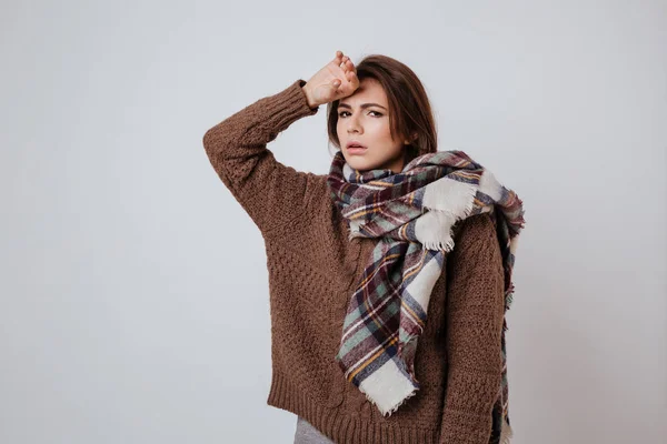 Tankevækkende kvinde i sweater og tørklæde - Stock-foto