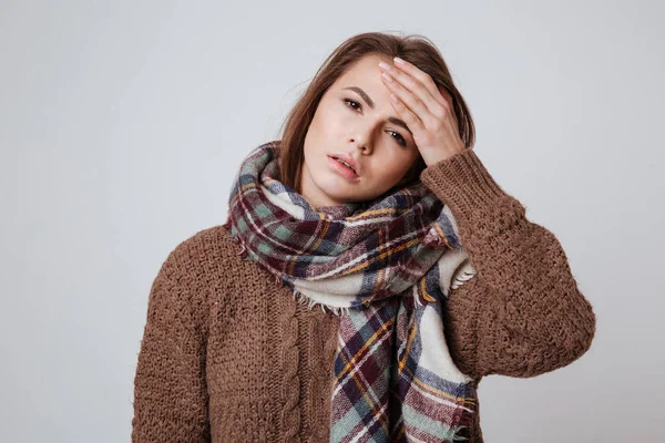 Donna malata in maglione e sciarpa — Foto Stock