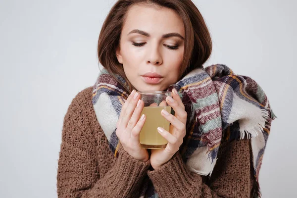Sjuk ung kvinna i tröja hålla glas med medicin — Stockfoto