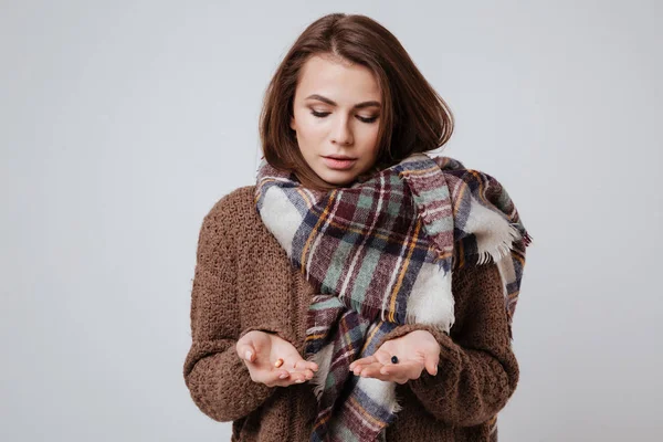 Sjuk ung kvinna i tröja och halsduk att välja medicin piller. — Stockfoto