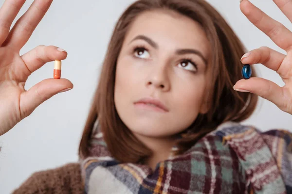 Pensativo enfermo joven dama elegir píldoras de medicina —  Fotos de Stock