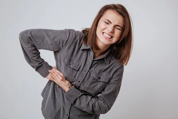 Doente jovem mulher tocando seu corpo . — Fotografia de Stock