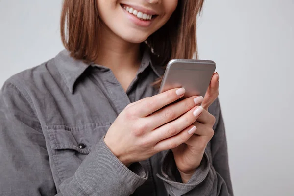 Обрезанный образ счастливой молодой женщины с помощью мобильного телефона . — стоковое фото