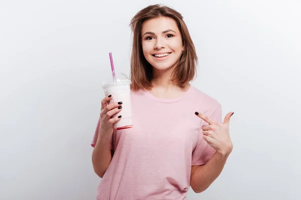 Krásná mladá dáma drží koktejl a polohovací — Stock fotografie