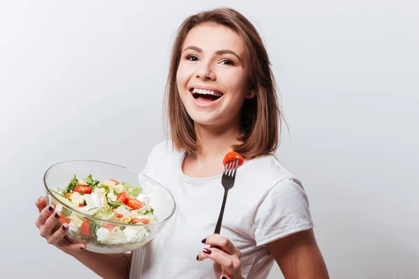 Wunderschöne junge Frau isst Salat — Stockfoto