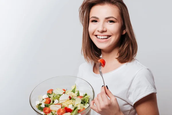 Ridere giovane signora mangiare insalata — Foto Stock