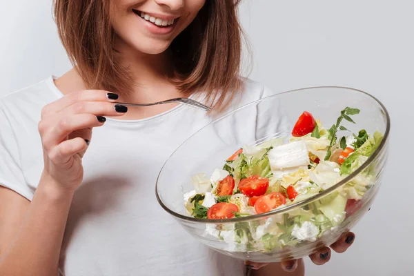 Immagine ritagliata di signora mangiare insalata — Foto Stock