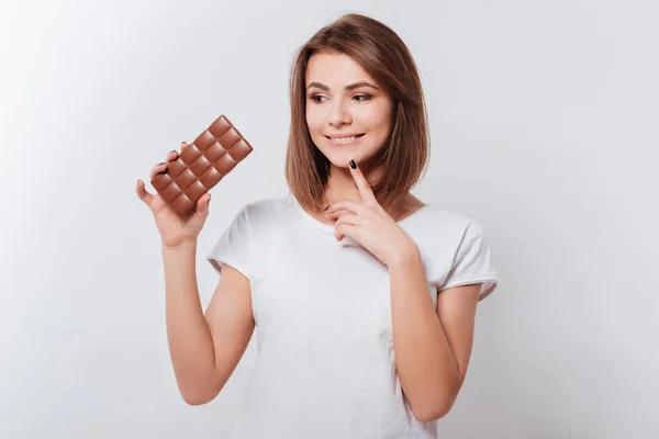 Sorrindo jovem senhora segurando chocolate — Fotografia de Stock