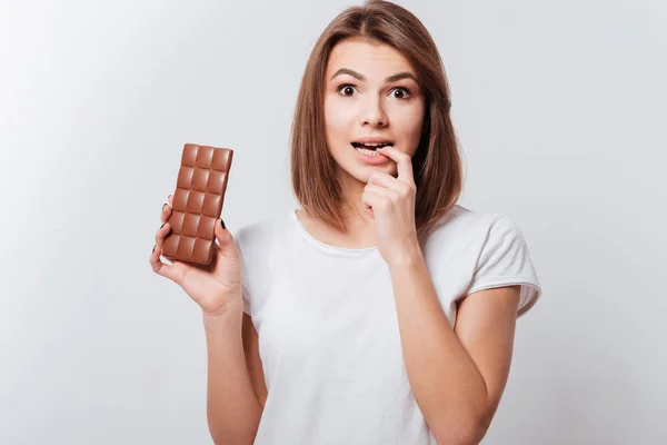 Mulher bonita segurando chocolate nas mãos — Fotografia de Stock