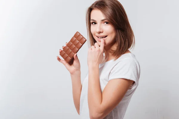 Jovem atraente segurando chocolate nas mãos — Fotografia de Stock