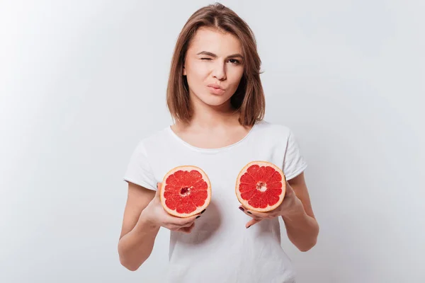 Attraktiv ung dam innehav grapefrukt — Stockfoto
