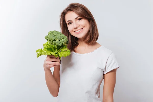 Neşeli genç bayan holding brokoli — Stok fotoğraf
