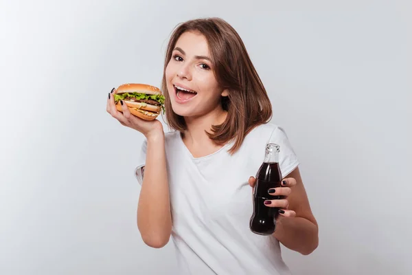 Hongerige jonge vrouw, eten van Fast-Food — Stockfoto