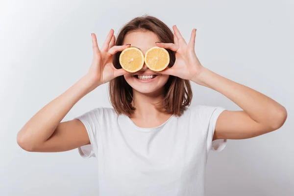 Gladlynt kvinna anläggning citron — Stockfoto