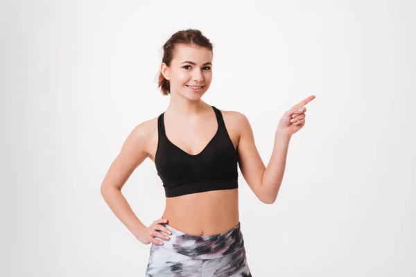 Unga fitness lady pekar på copyspace — Stockfoto