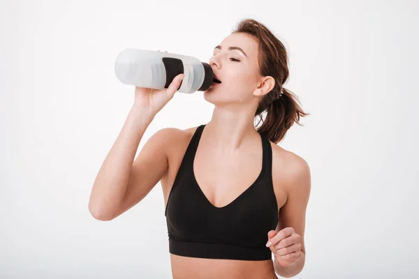 Fitness kvinna dricksvatten — Stockfoto