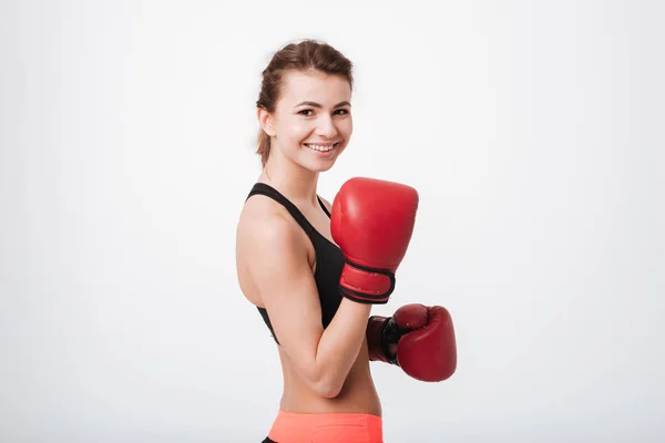 Jovem boxer mulher de pé isolado — Fotografia de Stock