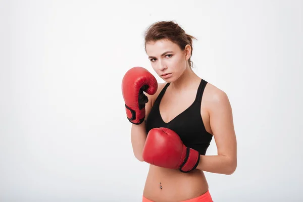 Mujer boxeadora joven concentrada — Foto de Stock