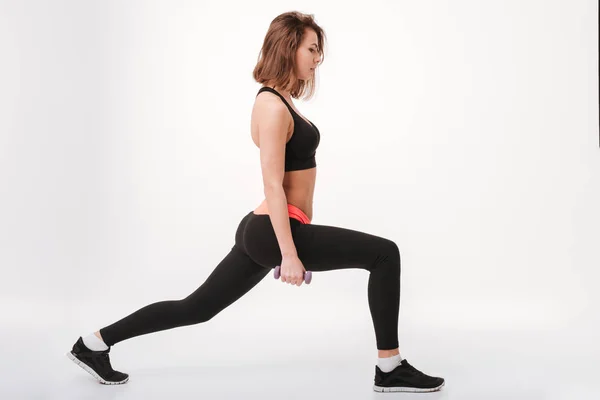 Serious joven fitness lady hacer ejercicios con pesas —  Fotos de Stock