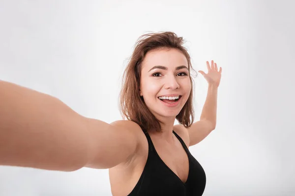 Wesoły, młody fitness kobieta Zrób selfie — Zdjęcie stockowe