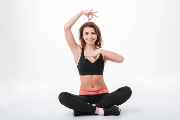 Glada unga fitness lady göra yogaövningar — Stockfoto