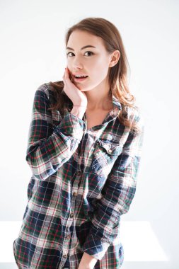 Ekose gömlekli mutlu sürpriz genç kadın