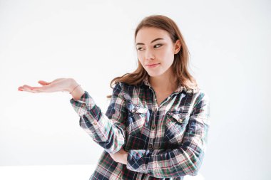 Ekose gömlekli boşaltmak avuç içinde tutarak dalgın genç kadın