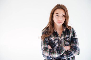 Üzgün üzgün genç kadın kolları ile ayakta geçti