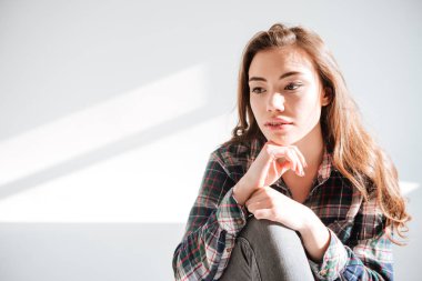 Stüdyoda katta oturan kadın