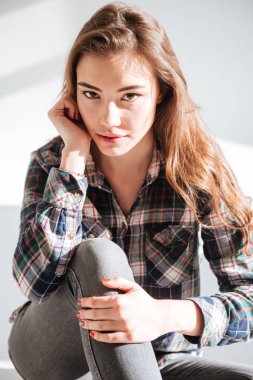 Katta oturan genç bayan