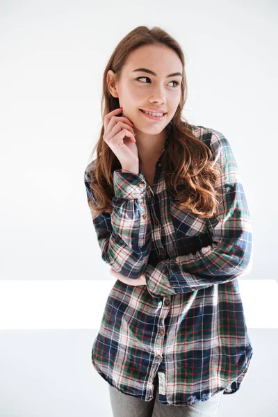 Sorrindo brincalhão jovem mulher em pé camisa xadrez — Fotografia de Stock