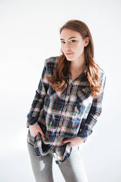 Feliz linda mujer joven en camisa a cuadros y jeans — Foto de Stock