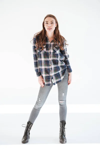 Longitud completa de la mujer atractiva en camisa a cuadros y jeans — Foto de Stock