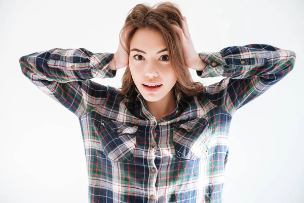 Mujer joven bonita en camisa a cuadros con las manos en la cabeza —  Fotos de Stock