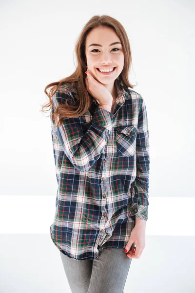 格子衬衫站和构成幸福迷人的年轻女人 — 图库照片