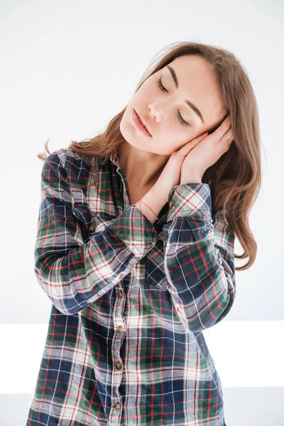 Mujer bonita durmiendo en sus manos —  Fotos de Stock