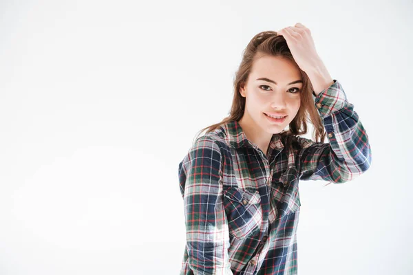 Mulher bonita olhar para a câmera e posando — Fotografia de Stock