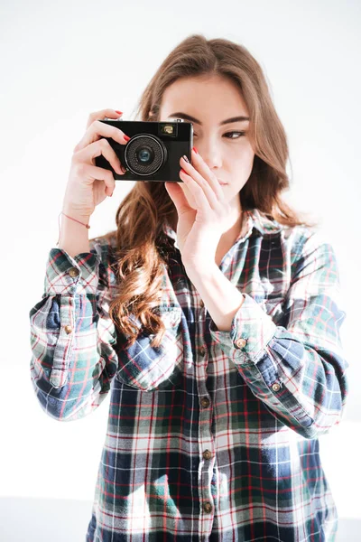 Mladá dáma hospodářství fotoaparát — Stock fotografie