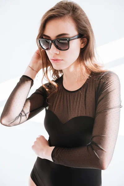 Mladá koncentrované dáma nosí sluneční brýle — Stock fotografie