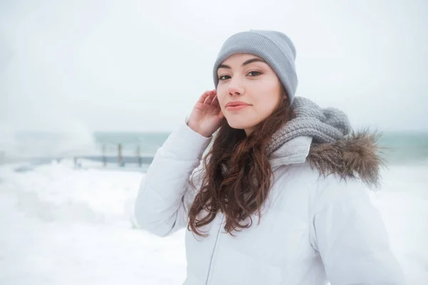 Increíble joven dama con sombrero caminando en frío día de invierno — Foto de Stock