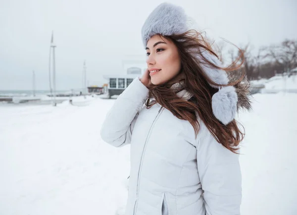 Bella signorina che indossa il cappello al giorno d'inverno — Foto Stock