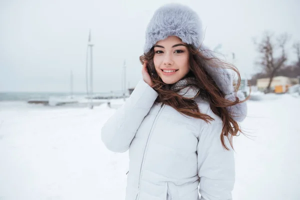 Hermosa joven con sombrero en el frío día de invierno — Foto de Stock