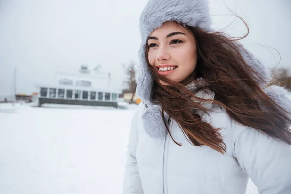 Incredibile giovane donna che indossa il cappello a giorno freddo — Foto Stock