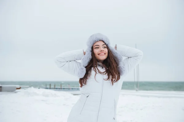 Incredibile giovane donna che indossa il cappello in fredda giornata invernale . — Foto Stock