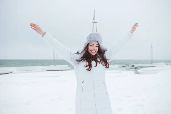 Bella giovane donna che indossa cappello a piedi vicino alla spiaggia — Foto Stock