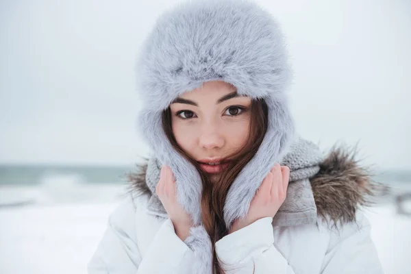 Atractiva mujer joven con sombrero en el frío día de invierno . —  Fotos de Stock