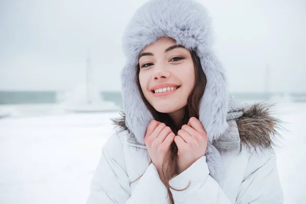 Cheerful young woman wearing hat at cold winter day. — Stock Photo, Image