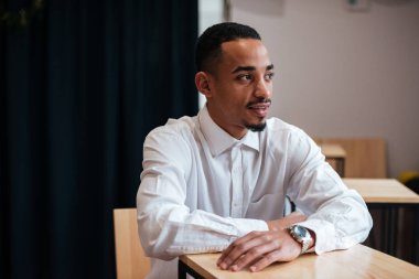 Masada oturan yakışıklı Afrika işadamı