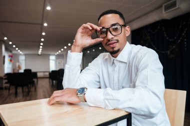 Kameraya bakarak yakışıklı Afrika işadamı.