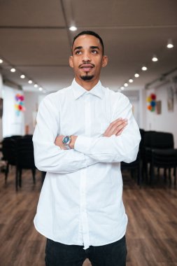 Kütüphane silah ile ayakta Afrika yakışıklı işadamı geçti